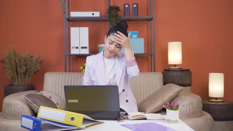 Mujer-Joven-Trabajadora-De-Oficina-En-Casa-Esperando-Nerviosamente-En-La-Computadora-Portátil.