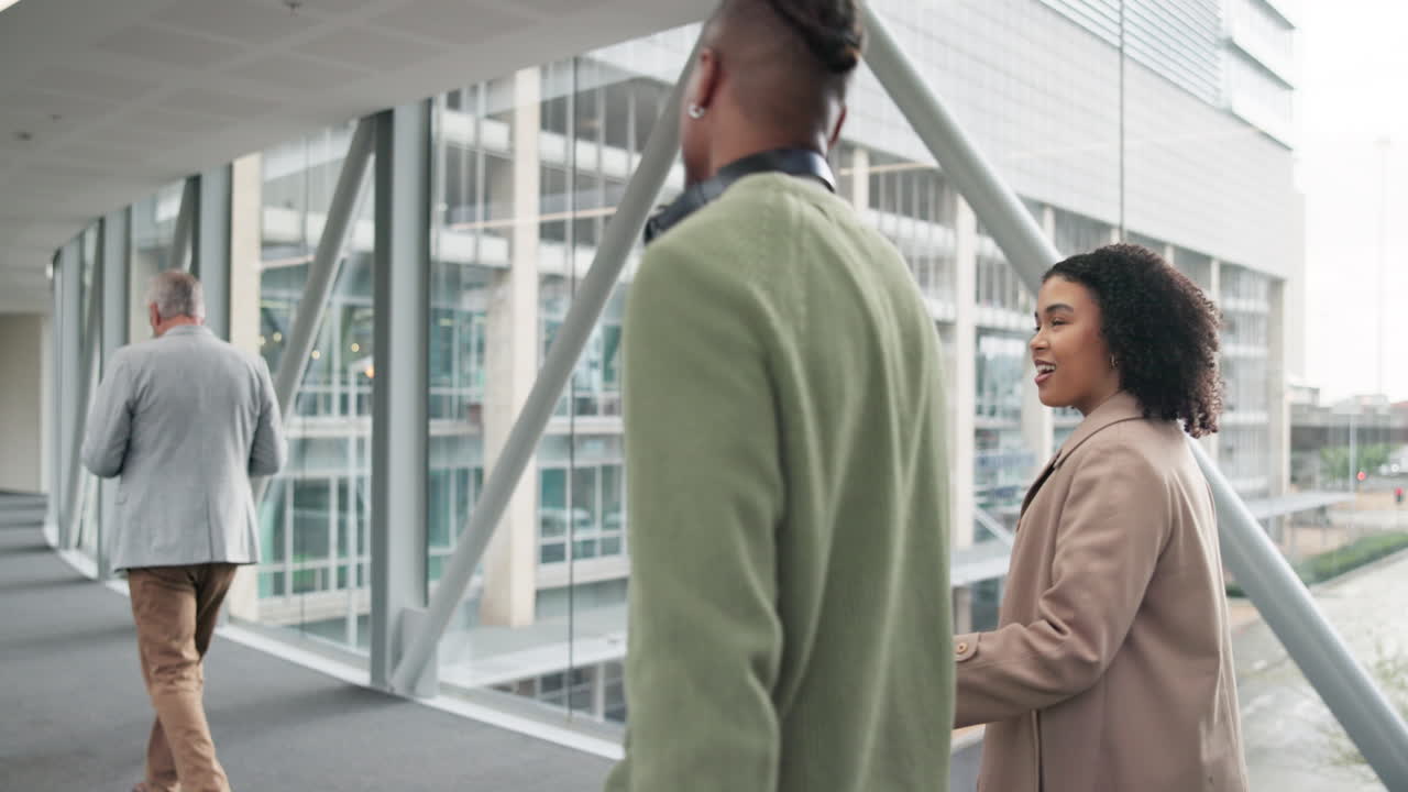 비즈니스 사람들과 대화하고, 공항과 수하물