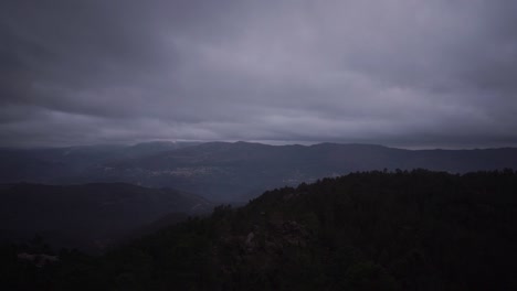 Stimmungsvolle-Berge,-Morgendämmerung,-Wolkige-Pfanne