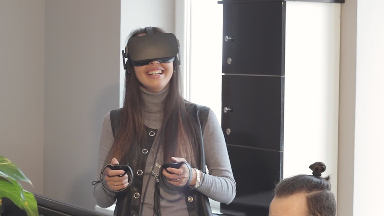 사무실에서 가상 현실 안경을 착용한 비티풀 소녀