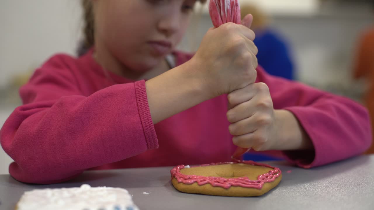 dos hermosas hermanas decoran y comen deliciosos pasteles en una mesa de madera