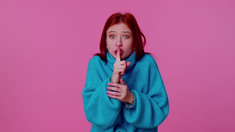meisje drukt wijsvinger op de lippen maakt stilte gebaar teken vertel geen geheim, shh wees stil