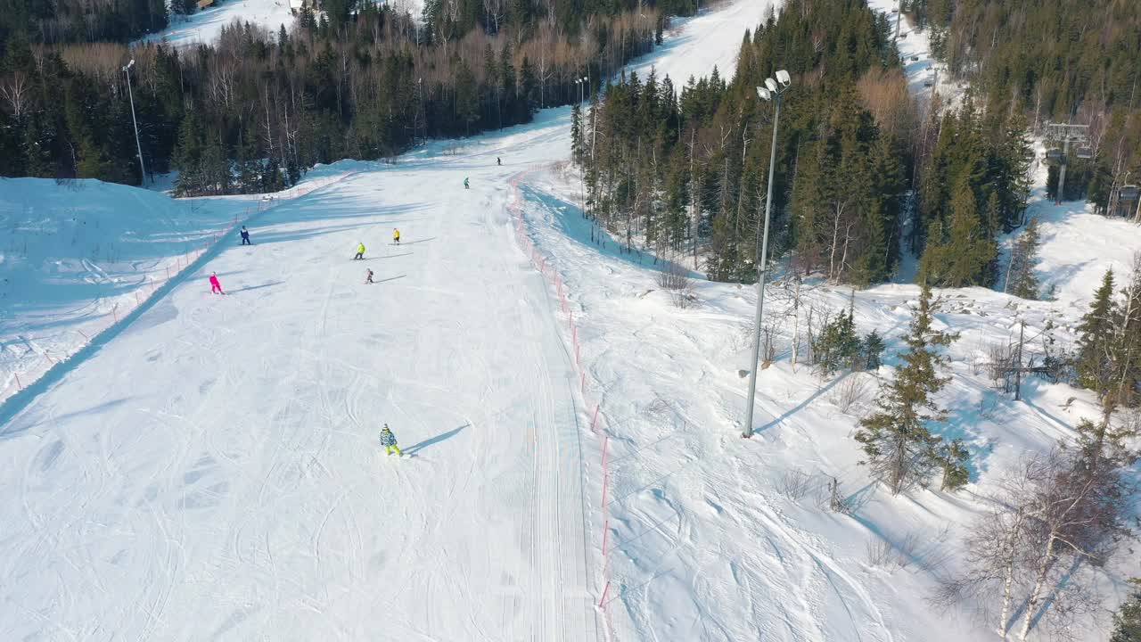 Vista Aerea di una Stazione Sciistica in Inverno