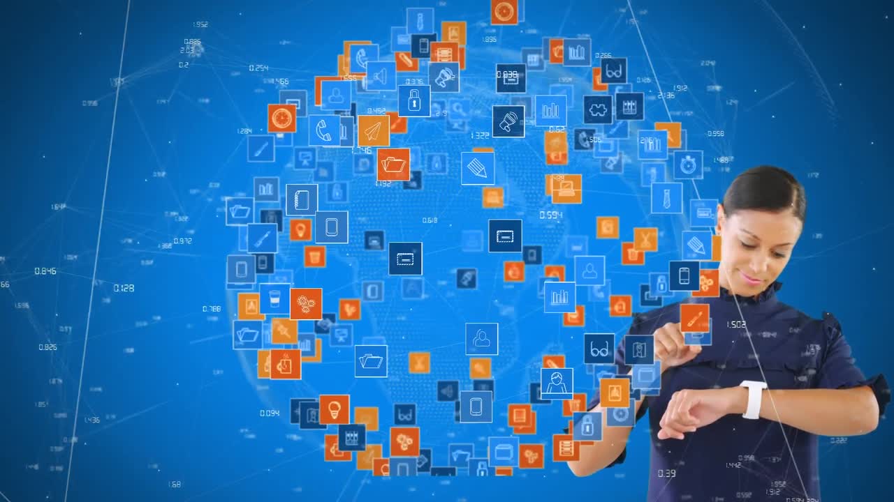 mujer comprobando reloj inteligente