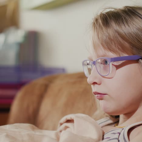 Schläfriges-Baby-Vor-Dem-Fernsehen-Im-Bett