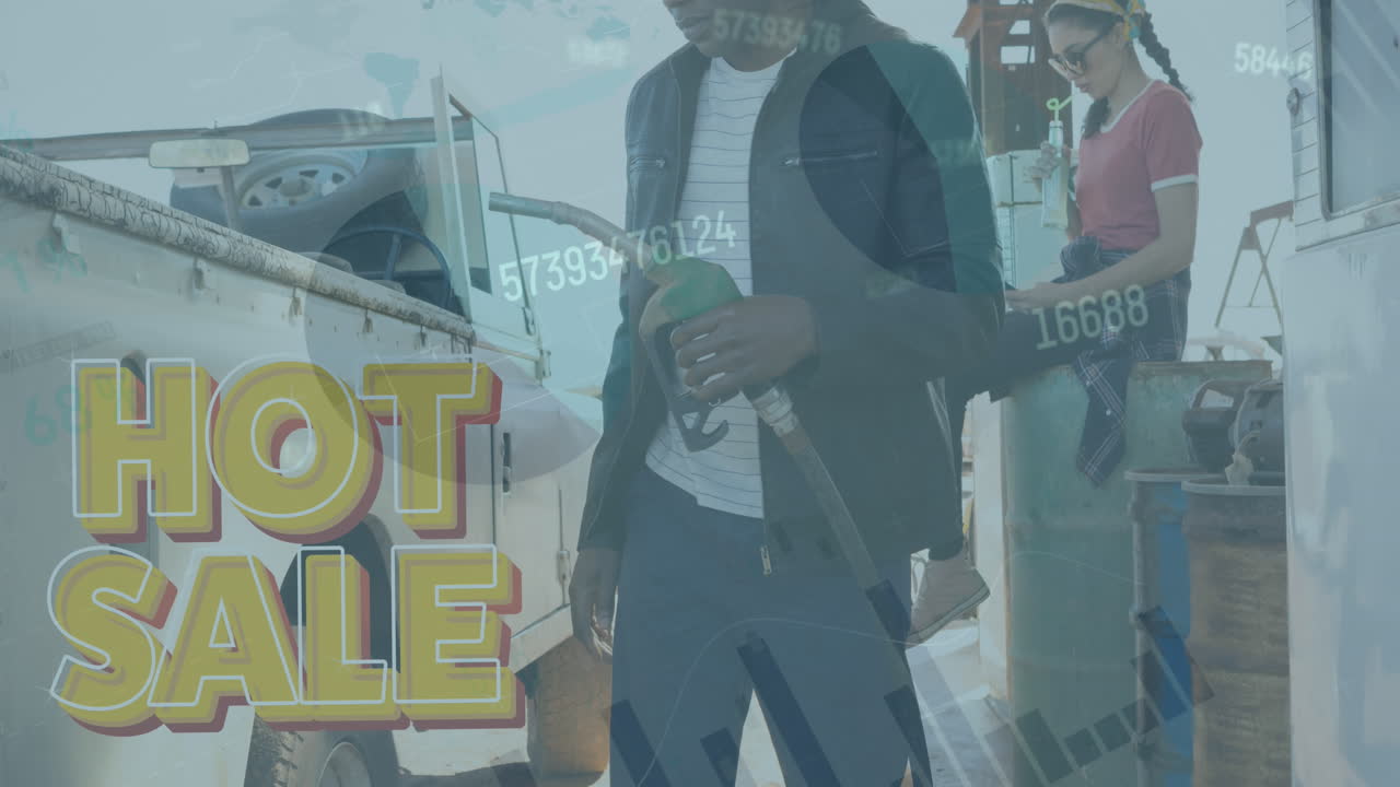 뜨거운 판매 텍스트의 애니메이션과 다양한 사람들이 주유소에서 차에 연료를 공급하는 데이터 처리