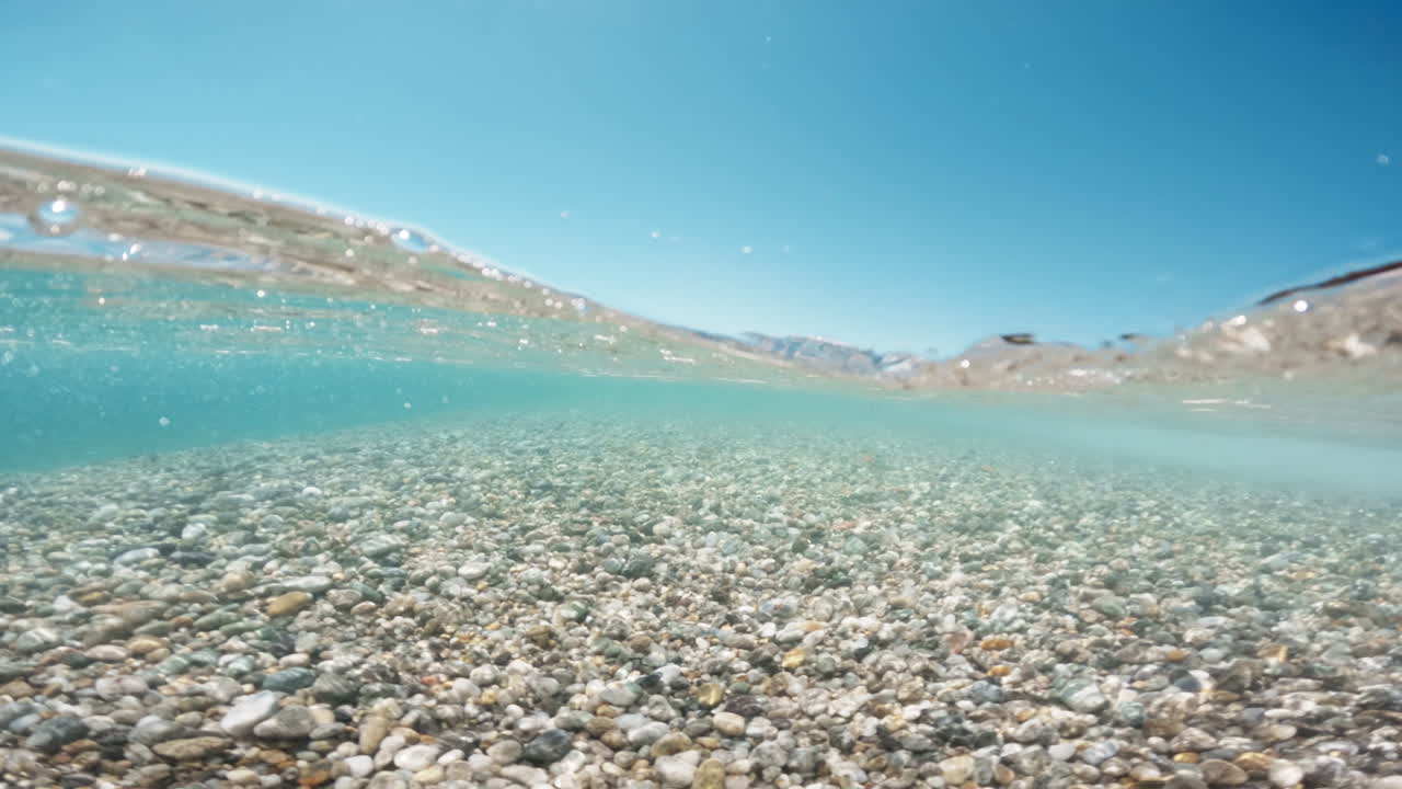 바다 바닥에 있는 자갈