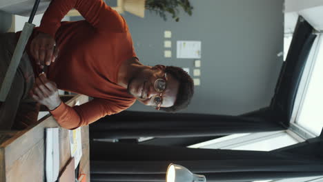 retrato de un feliz hombre afroamericano en un escritorio en la oficina