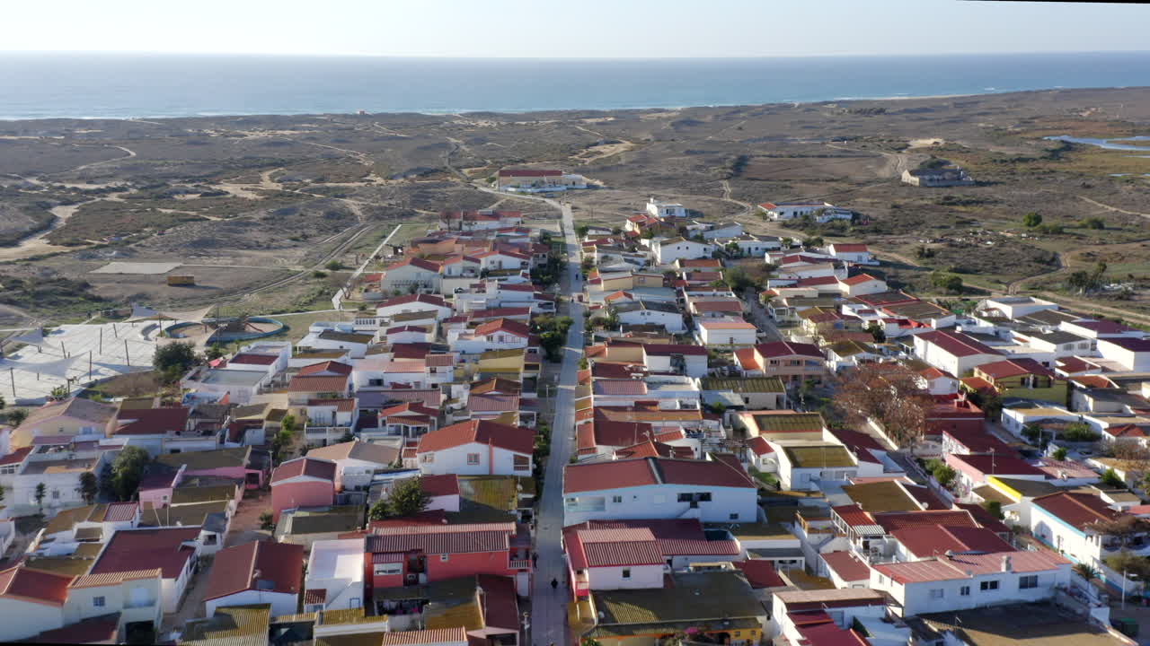 casas residenciales cerca de la playa en la isla de culatra portugal - toma aérea