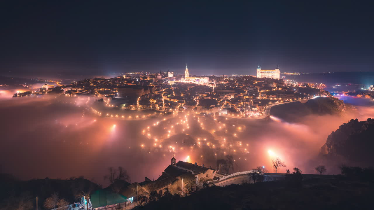 밤에 낮은 구름 안개와 함께 밤 시간 동안 톨레도 제국 도시의 파노라마 timelapse