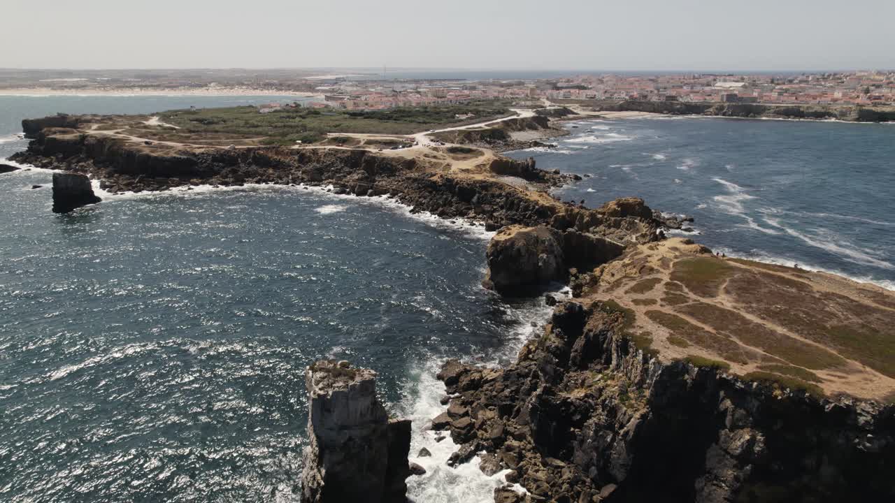 retroceso aéreo que revela la idílica isla de roca escarpada, el islote papoa