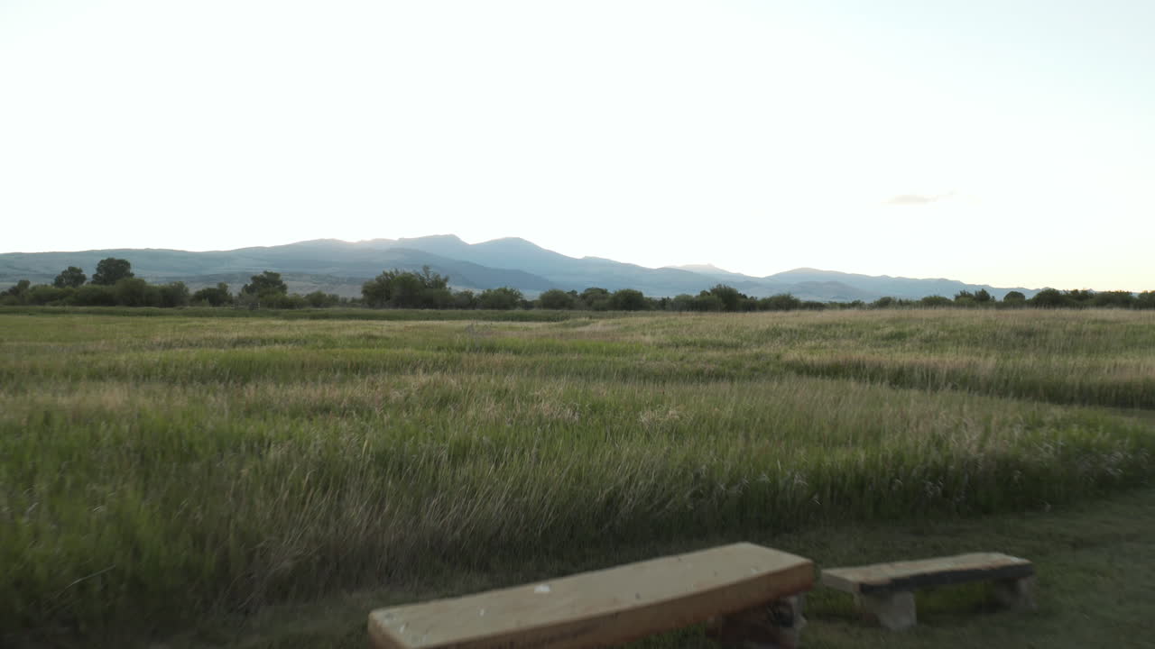 몬태나 필드, 에니스 산, 몬태나, 미국 위의 무인 항공기 영상 위의 공중 비행