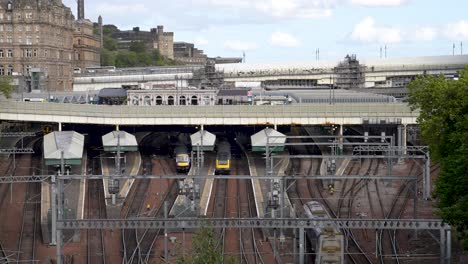 el tren llega a la estación de waverly en edimburgo, escocia.
