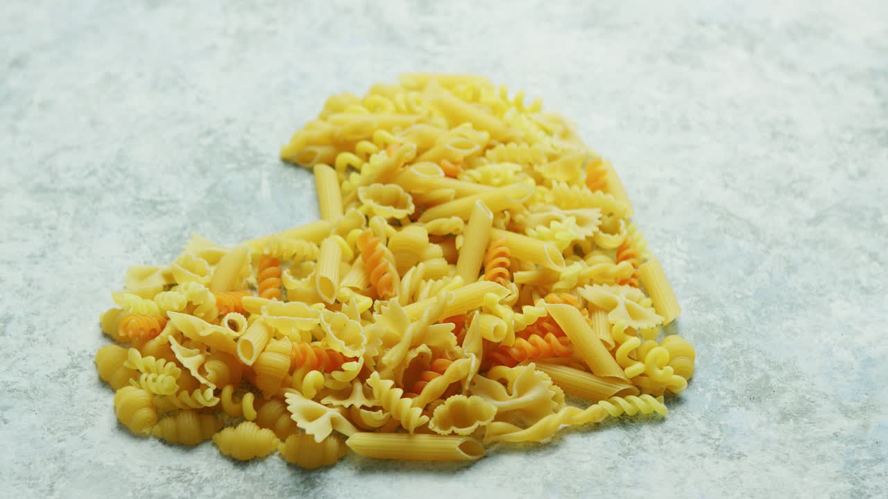forma de corazón hecha de pasta
