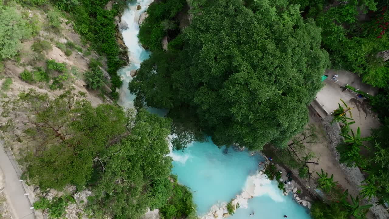 drone aéreo de alta altitud de aguas termales de tolantongo y agua turquesa en el cañón mezquital de méxico