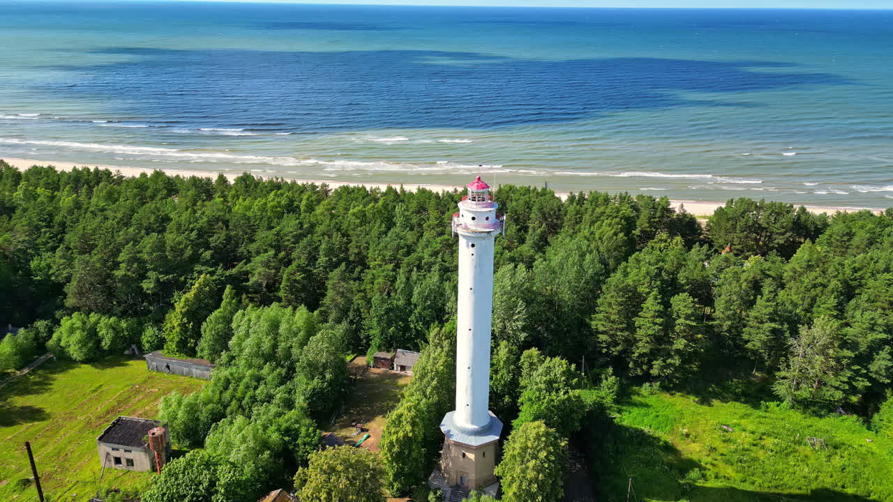 라트비아 의 발트 해 연안 에 있는 등대 탑 구조물 의 공중 사진