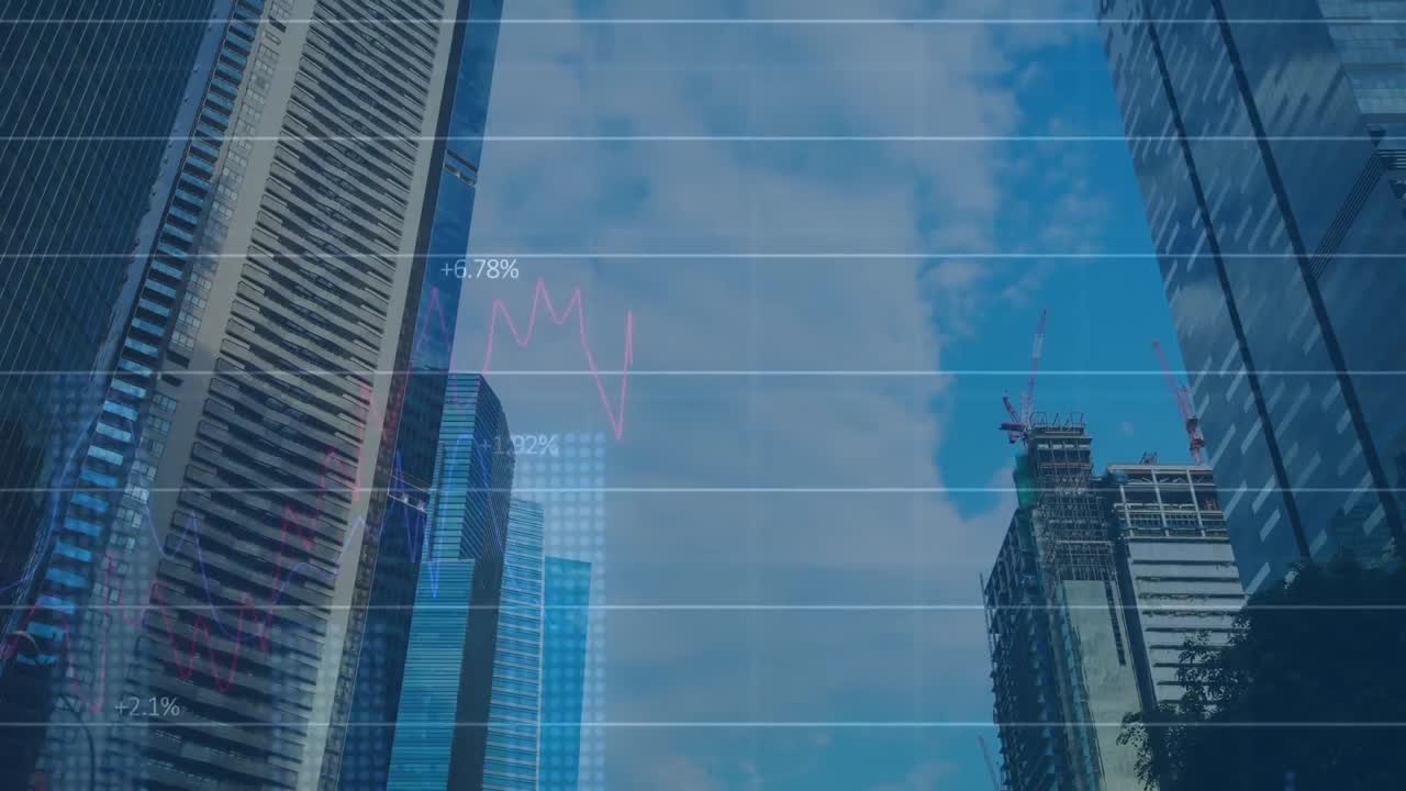 animación de gráficos, números cambiantes, vista de ángulo bajo de edificios contra el lapso de tiempo del cielo nublado