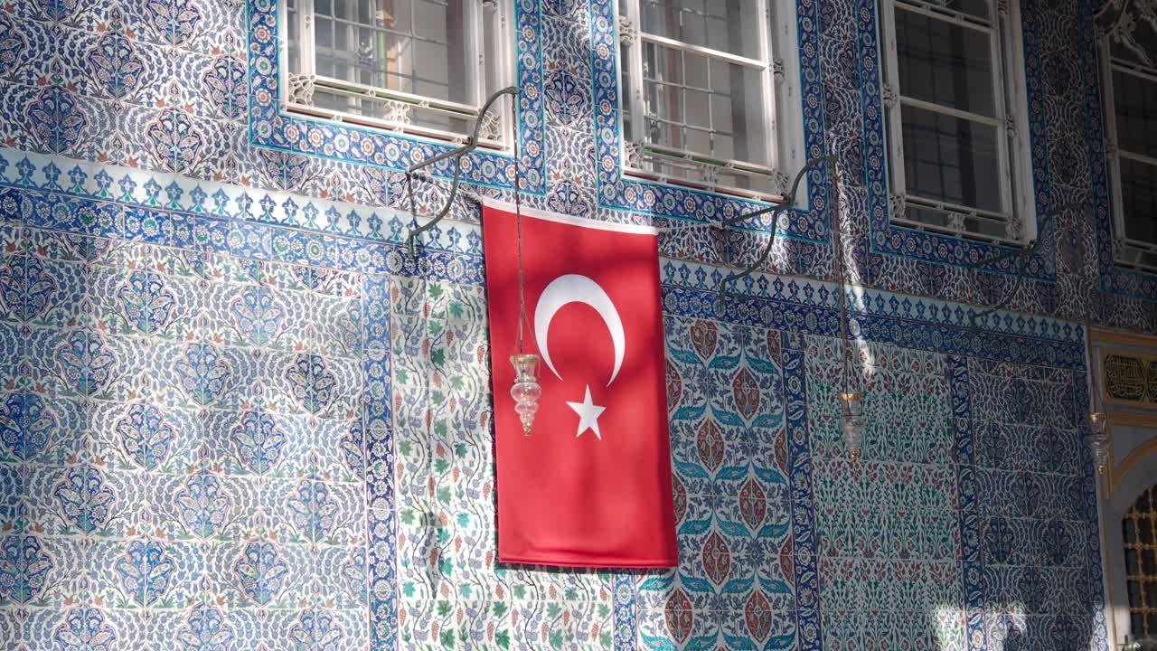 Drapeau turc flottant sur un bâtiment avec un carrelage ouvragé