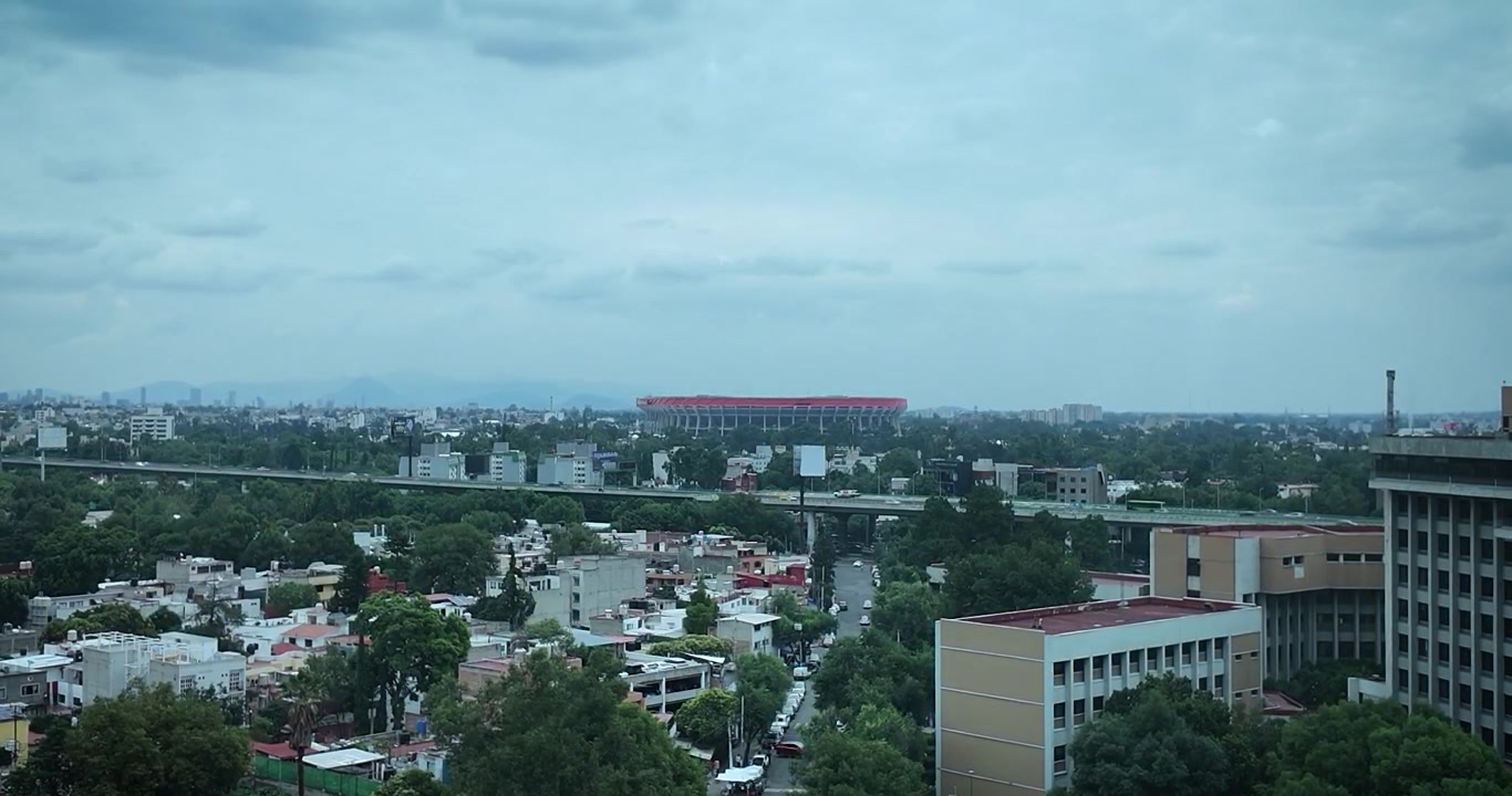 Vista panoramica del sud di Città del Messico, sede dell'iconico Estadio Azteca, durante la Coppa del Mondo FIFA 2026, che mette in risalto il paesaggio urbano che circonda il leggendario stadio.