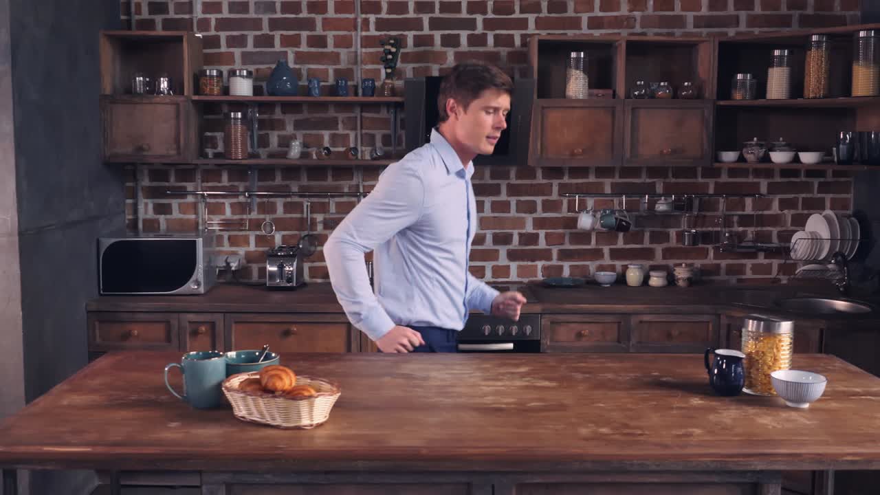 hombre de negocios yendo a trabajar y bailando en la cocina.