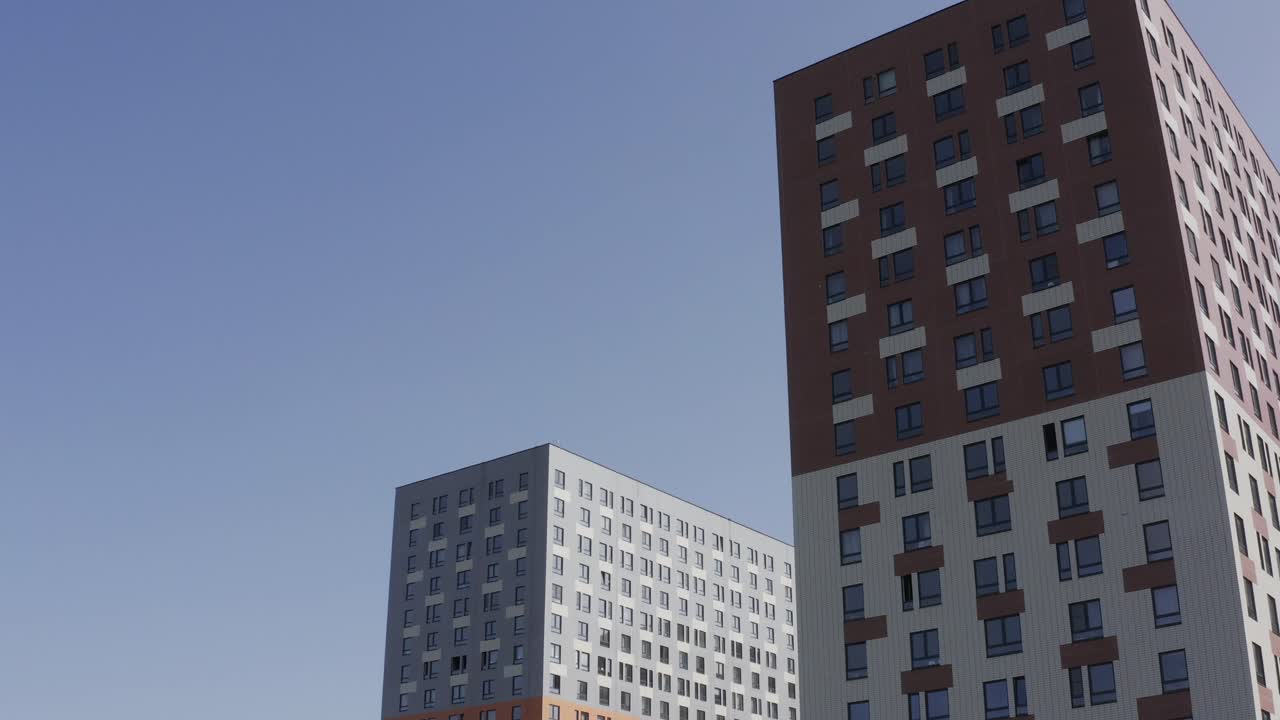 dos edificios de apartamentos modernos bajo un cielo despejado