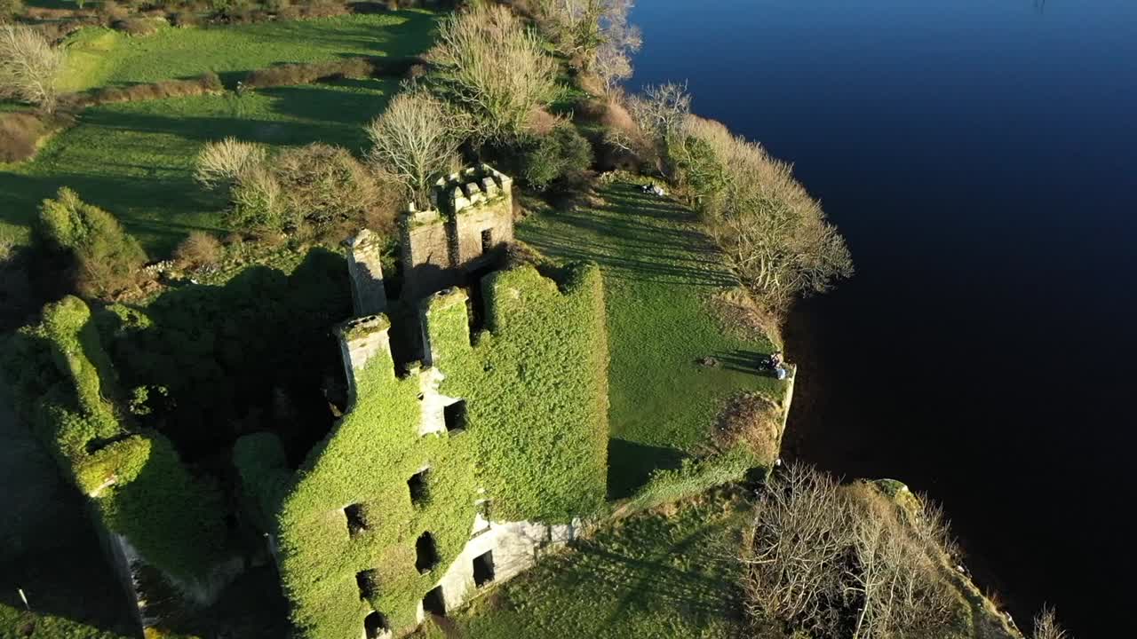Castello di Menlo lungo il fiume Corrib in una sera di sole, Galway, vista aerea.