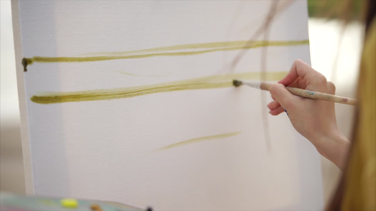 캔버스에 그림을 그리는 사람