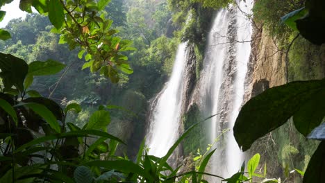 Eine-Atemberaubende-Aufnahme-Des-Thi-Lo-Su-wasserfalls,-Der-Sich-An-Einem-Klaren-Blauen-Tag-Mitten-Im-Dschungel-Von-Umphang-In-Nordthailand-In-Asien-Befindet