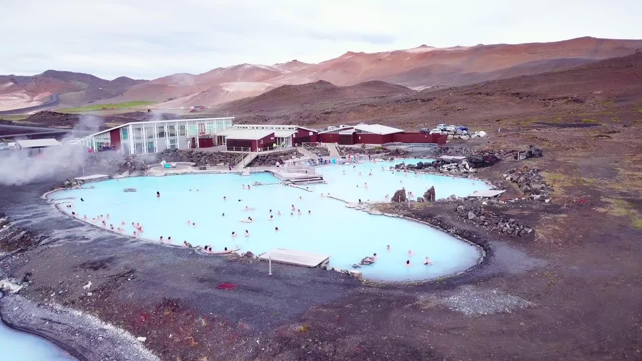 편집 전용으로만 사용되는 아이슬란드 미바튼(myvatn) 근처의 대중 열탕 스파 위의 안테나