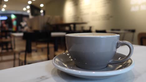 café con pastel en la mesa del café , caliente