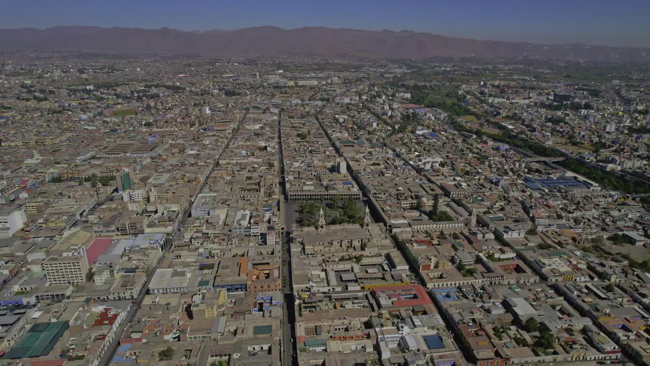 Veduta aerea del centro di Arequipa con montagne