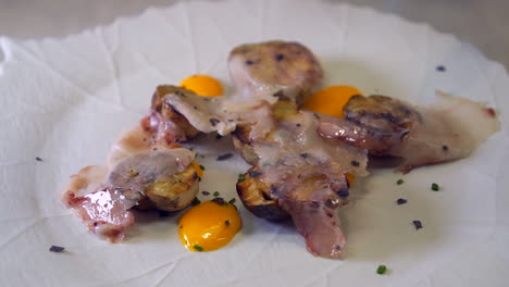 boletus a la plancha con cerdo crujiente