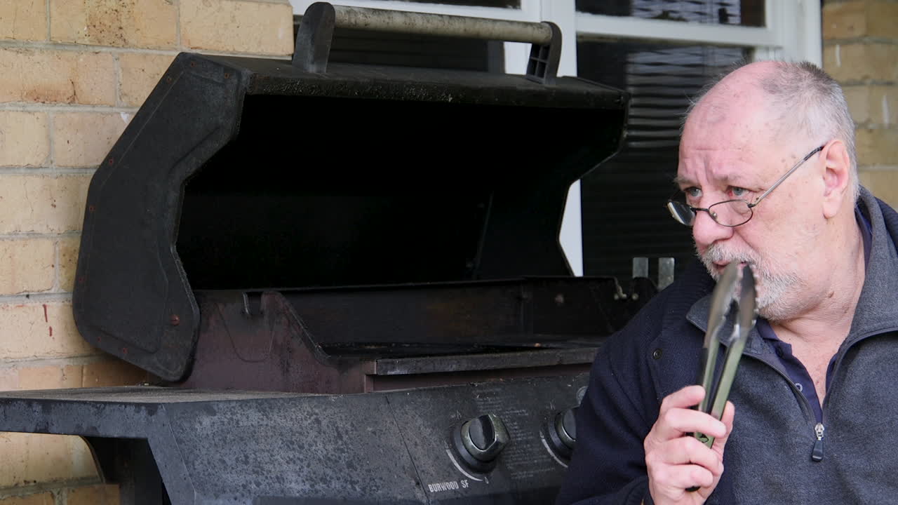 바베큐가 가열되기를 기다리는 동안 집게를 함께 클릭