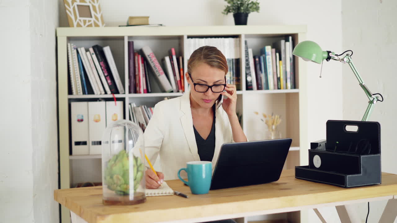 mujer trabajando en una oficina moderna