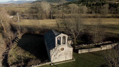 vista aérea circular de una iglesia abandonada en medio de los campos en las montañas