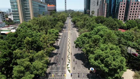 Aufsteigende-Drohnenaufnahme-Vom-Sonntäglichen-Radfahren-Auf-Dem-Paseo-De-La-Reforma-In-Mexiko-Stadt-Vor-Dem-Schloss-Chapultepec