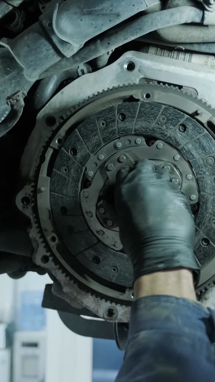 Mecânico Removendo o Disco de Embreagem do Motor do Carro