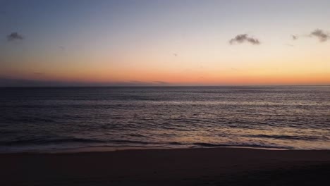 Drohnenschuss-Pfanne-Sonnenuntergang-Am-Strand