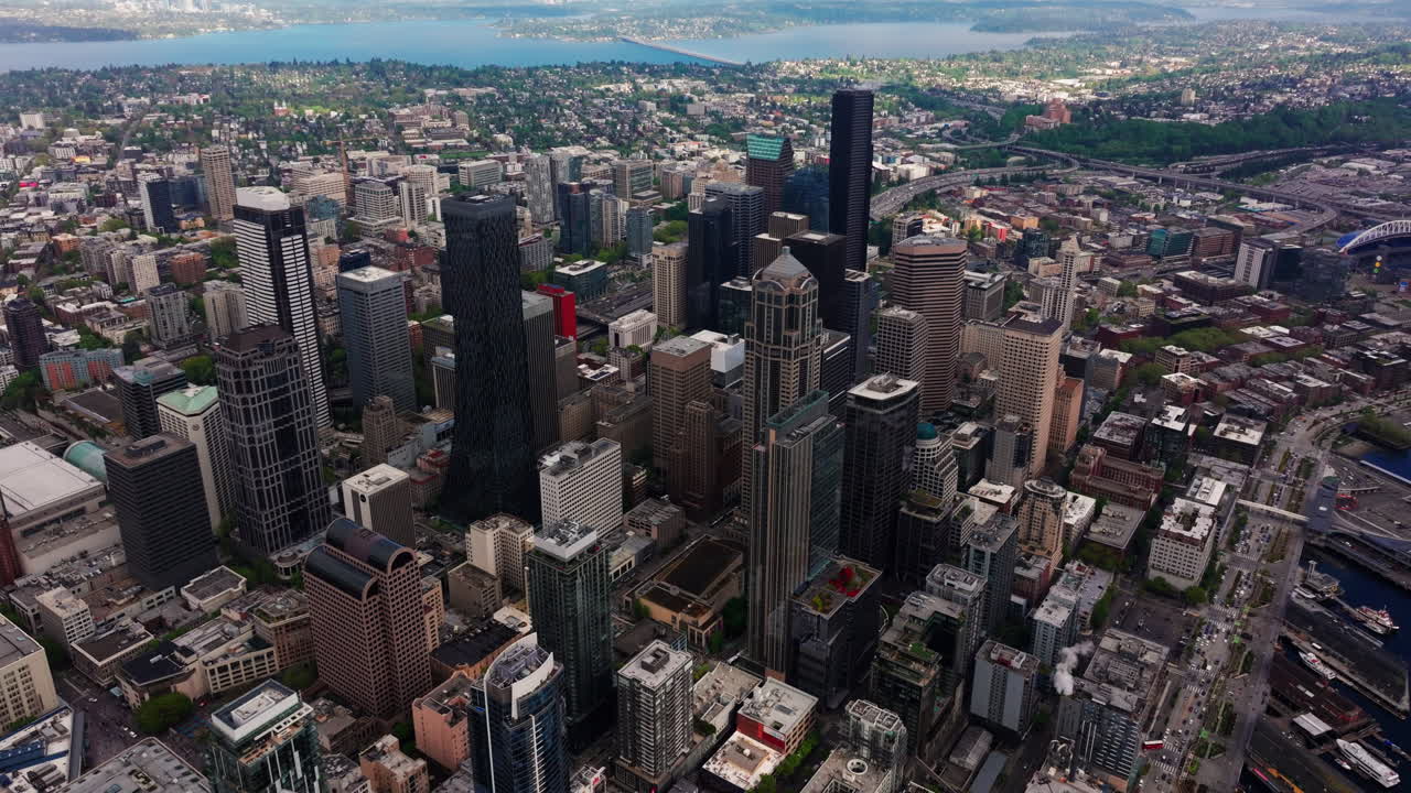 Vista aérea de Seattle, Washington, EUA, capturando o horizonte do centro da cidade, a paisagem urbana e o ambiente da cidade ao redor de cima. Ideal para filmagens de viagens e paisagens urbanas