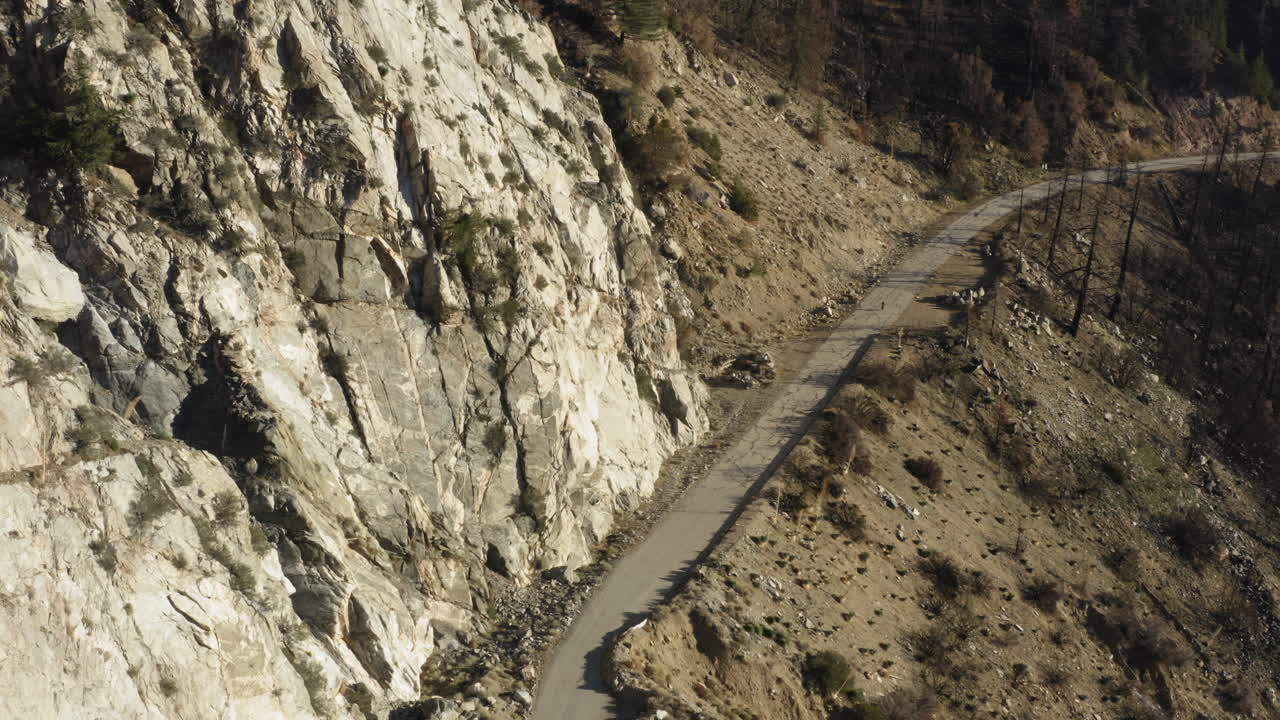 полет над заброшенным шоссе в горах сан-габриэль, калифорния