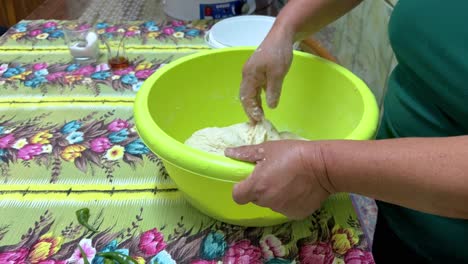 mujer experta amasando masa en casa