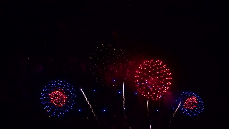 espectacular explosión de fuegos artificiales en el cielo oscuro