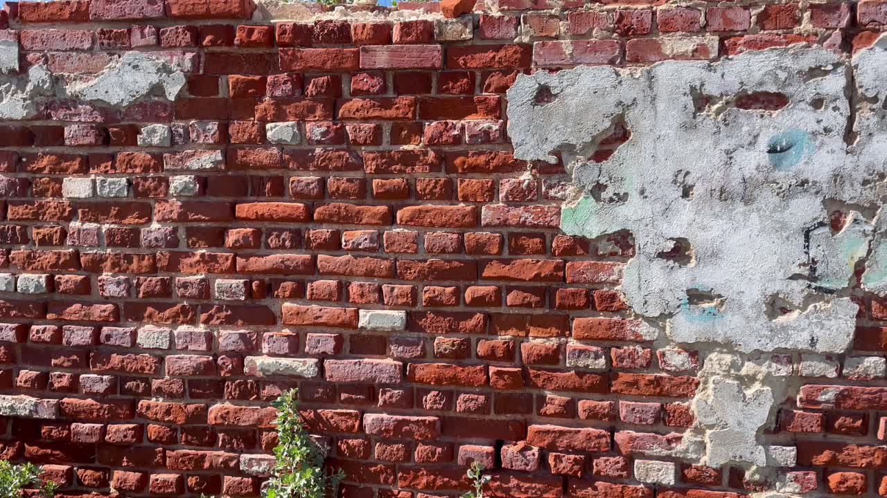 알가르베 포르투갈에 있는 오래된 버려진 공장의 흥미로운 낡은 벽돌