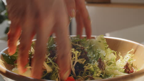 Manos-De-Mujer-Mezclando-Ensalada-De-Verduras-En-Un-Tazón