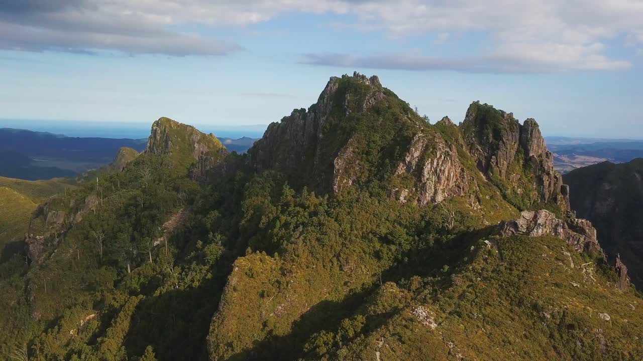 volando bajo en la cima del mundo admirando el interminable paisaje de nueva zelanda