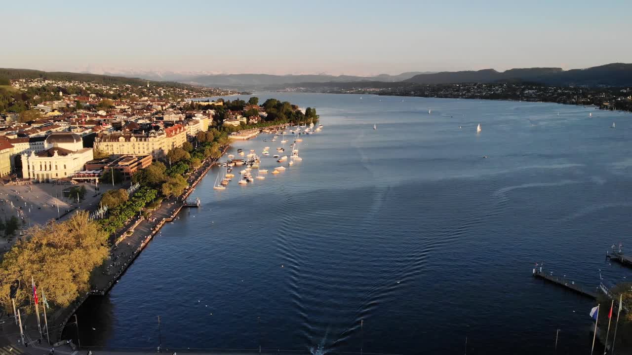 Veduta aerea di Zurigo, Svizzera, dalla riva del lago al centro storico