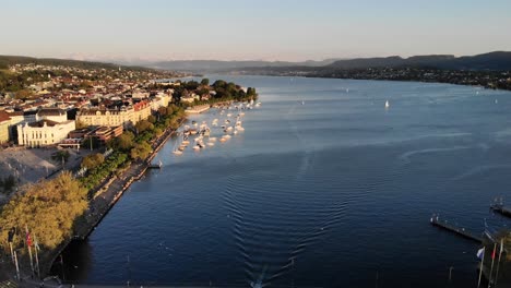 Vista-Aérea-De-Zurich,-Suiza-Desde-La-Orilla-Del-Lago-Hasta-El-Centro-Histórico