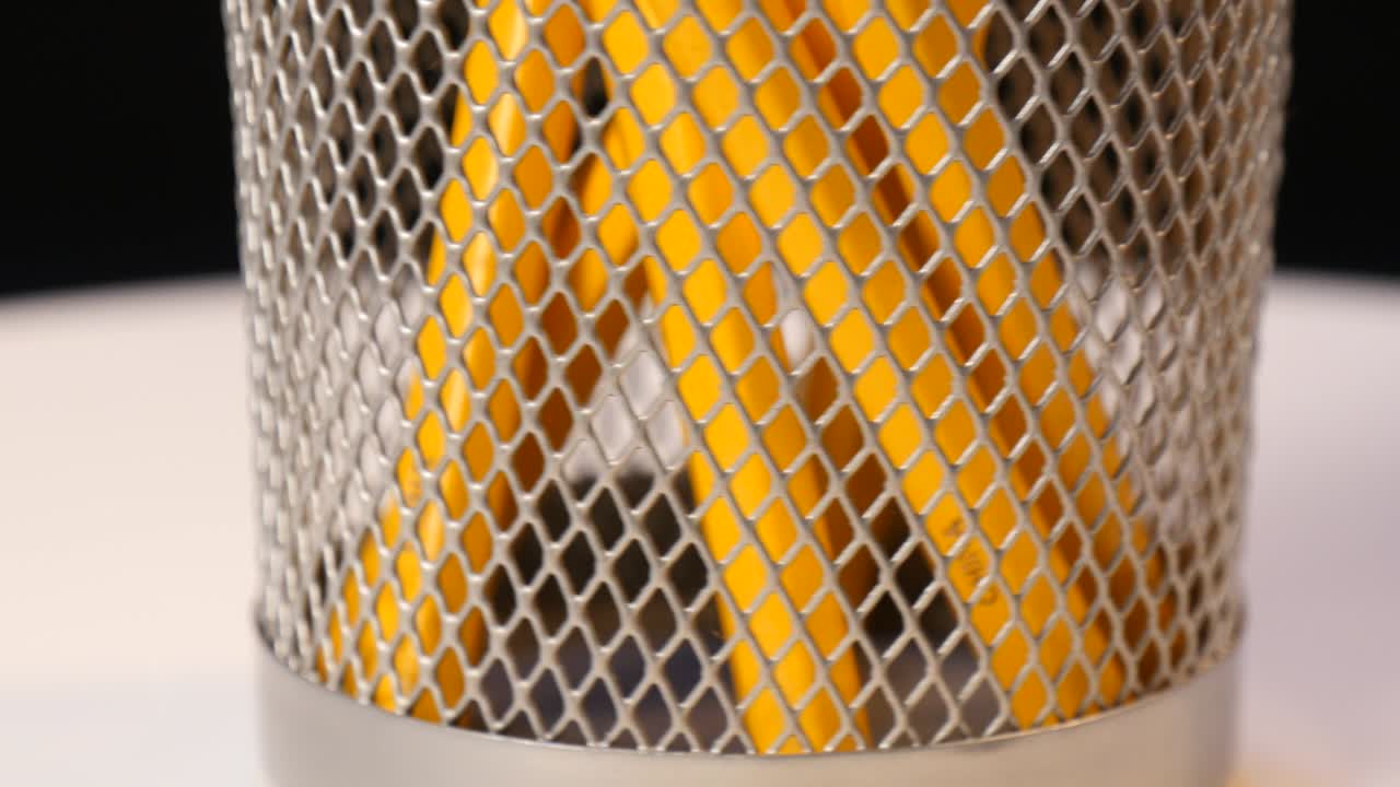 연필 케이스에 노란 연필을 회전