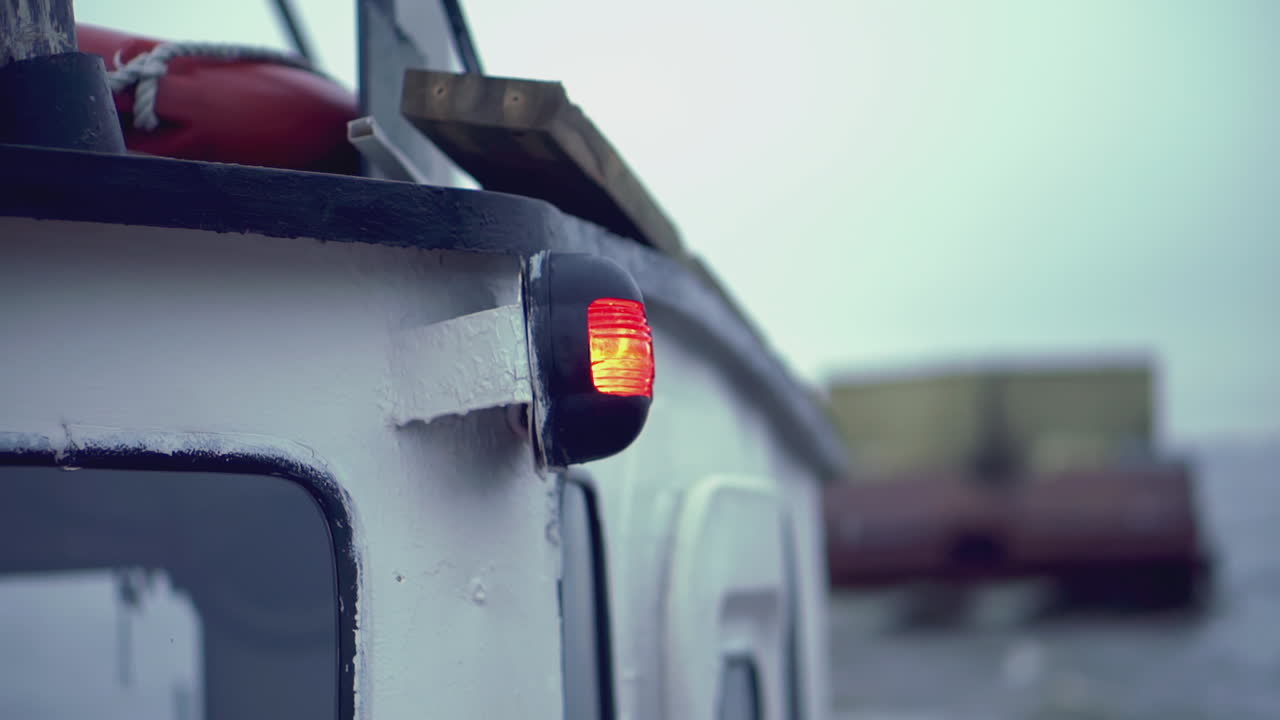 보트 뒷 항해 조명