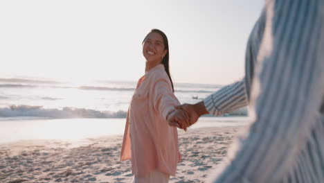 Sonrisa,-Tomados-De-La-Mano-Y-Puesta-De-Sol-Con-Pareja